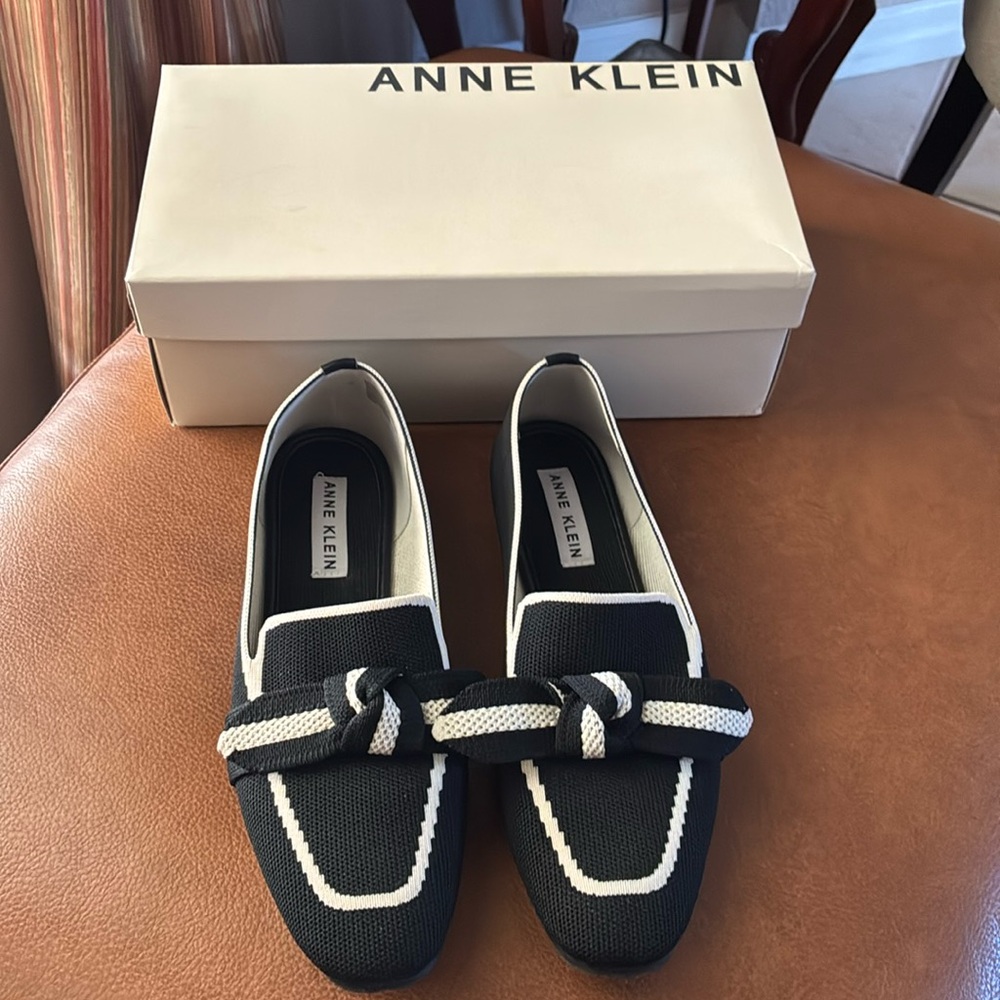 Inclined shoes, black and cream
